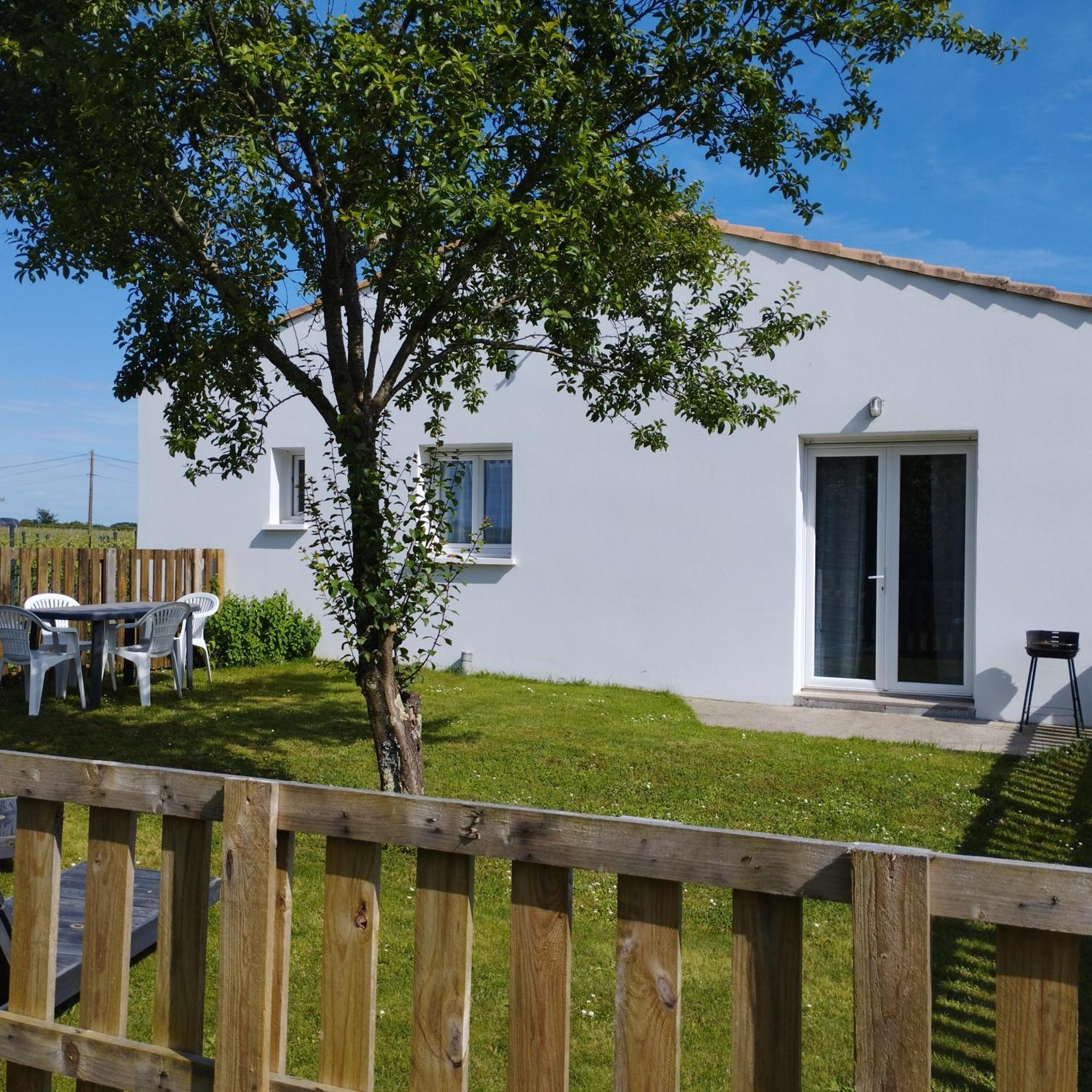 Studio Entre Terre Et Mer Saint-Romain-de-Benet Exterior photo